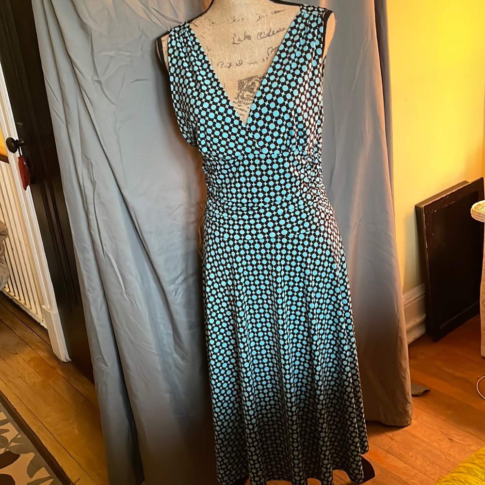 Arilella dress, size L, flattering V-neckline front & back, super stretchy